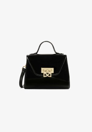 Schwarze Lackleder-Handtasche mit strukturiertem Design, goldfarbenen Beschlägen, einem oberen Griff und einem abnehmbaren Schultergurt; verfügt über einen Verschluss auf der Vorderseite.