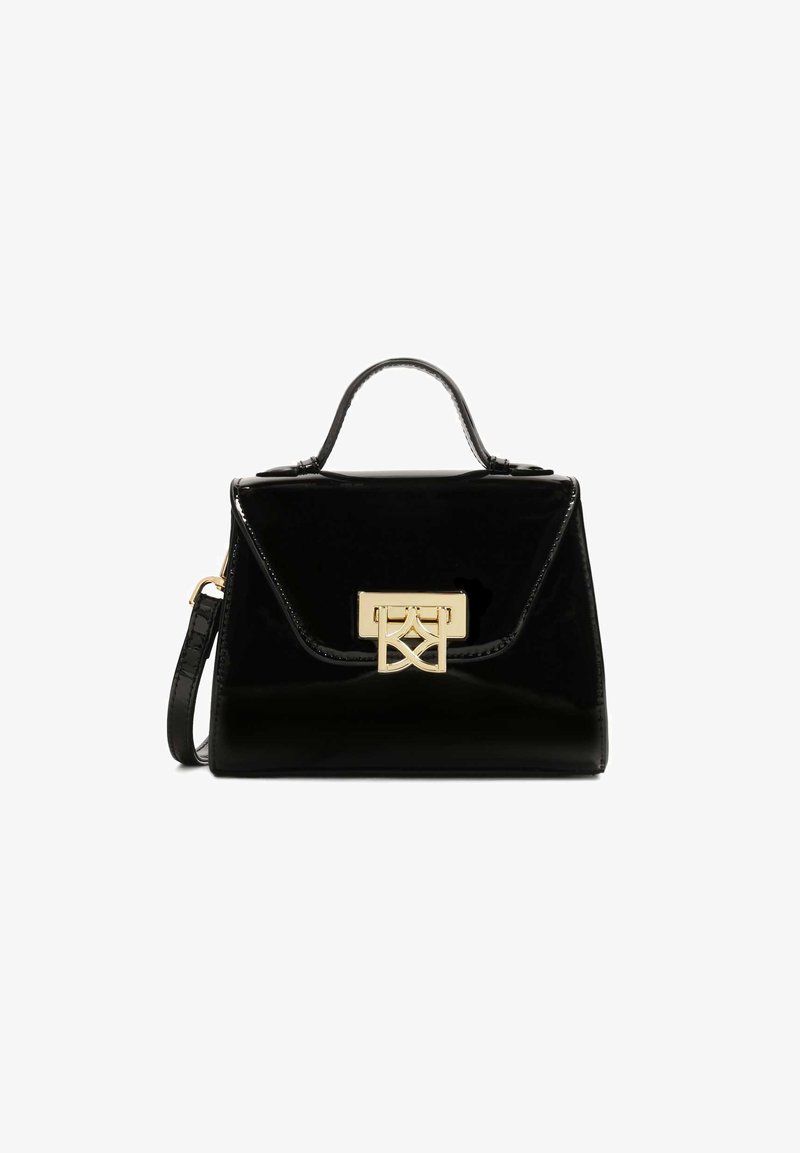 Crna lakirana kožna torba sa strukturiranim oblikom, zlatnim hardverom, gornjom ručkom i odvojivim remenom za rame; sadrži prednji kopčani zatvarač.