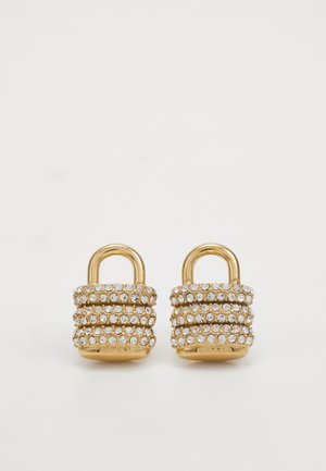 Brincos em forma de cadeado dourado com várias fileiras de strass claros, apresentando uma textura lisa e brilhante e um design de argola segura na parte superior.