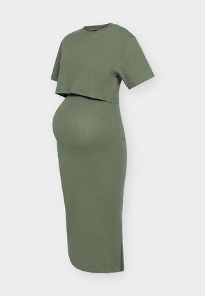 Rochie de maternitate kaki cu striații, cu mâneci scurte și top scurt stratificat peste o fustă midi mulată.