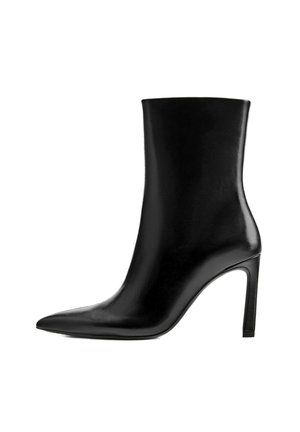 Bottine noire en cuir à talons hauts avec bout pointu et talon aiguille fin sur fond blanc.