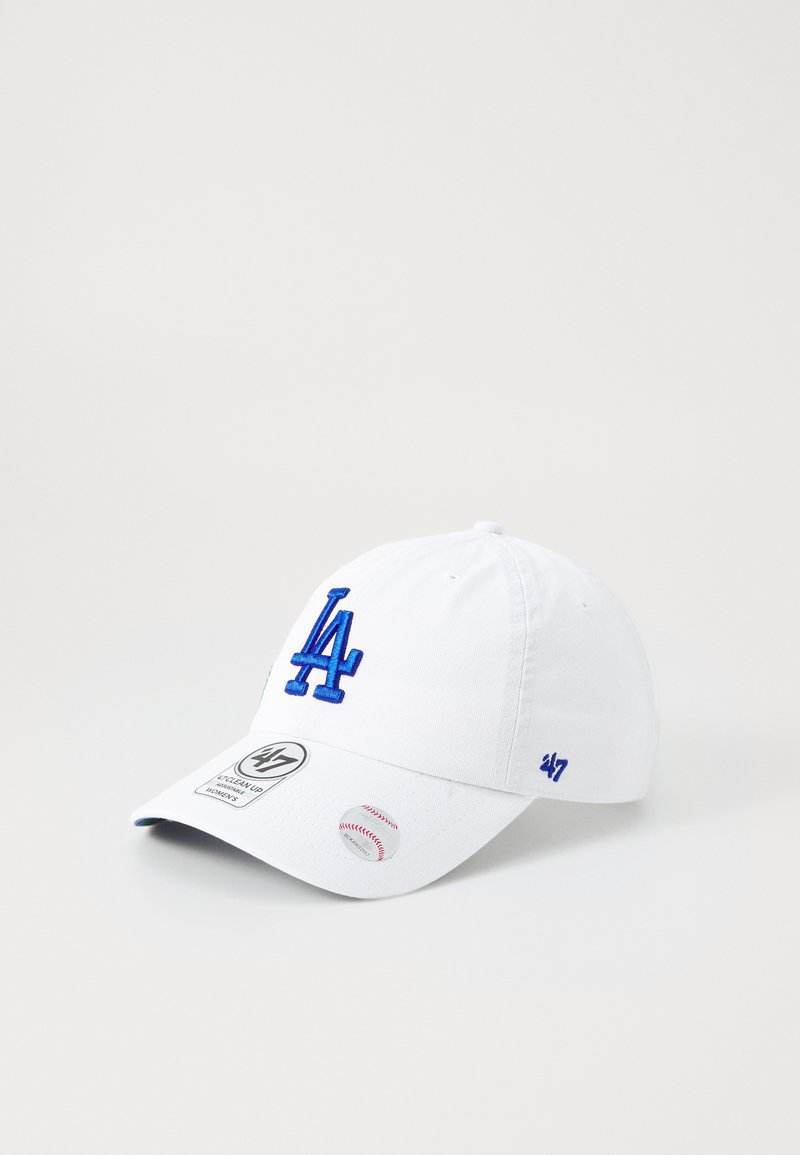 Gorra de béisbol blanca con logo bordado azul "LA", visera curva, correa ajustable y parches laterales, fabricada con tela duradera.