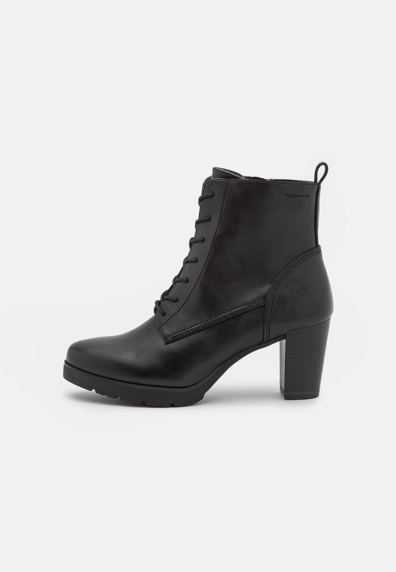 Bottes de cheville en cuir noir avec un talon épais, présentant un design à lacets, une surface texturée et une languette au dos pour un enfilage facile.