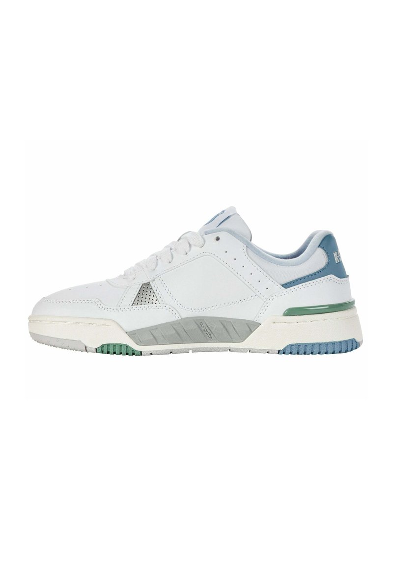 Scarpe da ginnastica bianche con un upper in pelle strutturata, accenti blu chiaro, un tallone verde e una suola intermedia grigia con motivo.