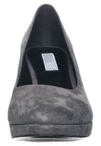 Grå mockaimitation högklackad sko med rund tå, platt sula och slät textur. Inuti har den en svart innersula med varumärkeslogotyp.