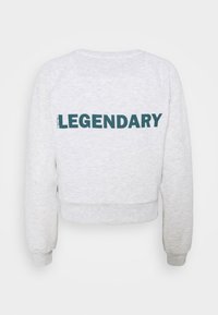 Šedá zkrácená mikina s žebrovanými manžetami a lemem, na zádech výrazný tyrkysový nápis "LEGENDARY". Měkká textura, neformální design.