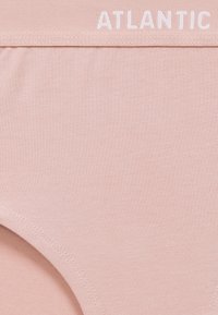 Jasnoróżowa bielizna o gładkiej fakturze i szerokim pasie z białym napisem "ATLANTIC". Prosty design bez wzorów.