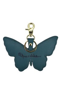 Türkisfarbener, schmetterlingsförmiger Schlüsselanhänger aus Leder mit einem goldenen Schlüsselring und Karabiner. Enthält geprägte Signaturdetails auf einem Flügel.