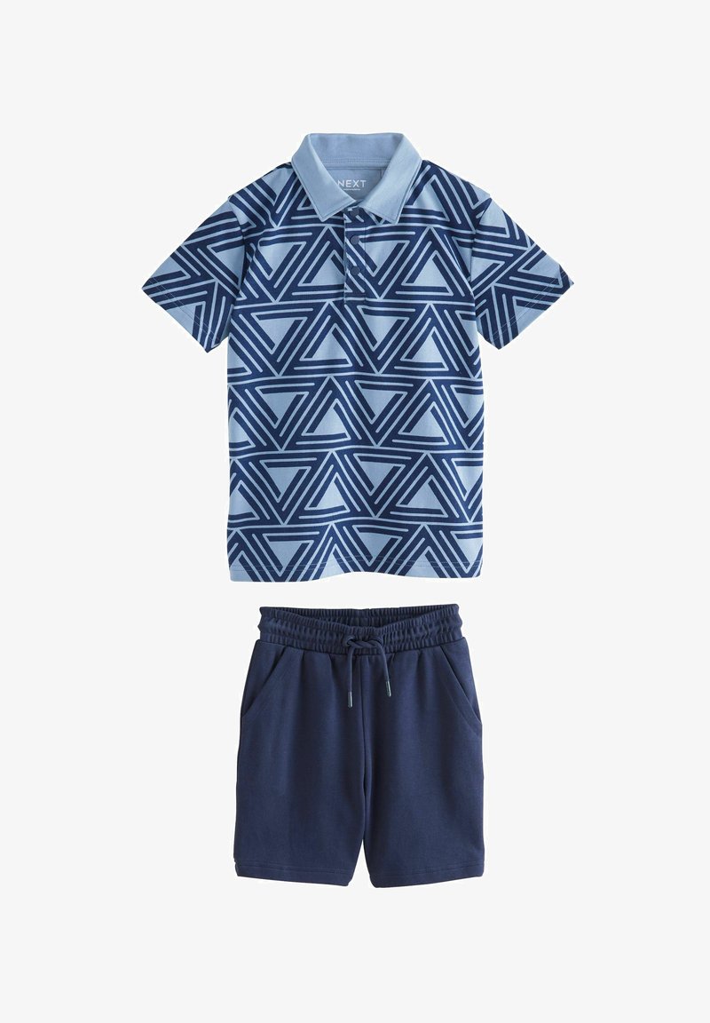 Polo bleu à manches courtes avec motif triangulaire géométrique bleu foncé, associé à un short bleu foncé uni avec cordon de serrage.