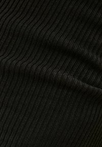 Zwart geribd textiel met smalle, parallelle groeven. De textuur lijkt zacht en rekbaar, met een uniforme uitstraling overal.