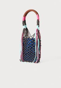 Gewebte Handtasche mit einem blauen Innenraum, schwarzen und bunten Akzenten sowie einem runden, strukturierten Griff. Enthält farbenfrohe Riemen und Fransen-Details.