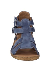 Sandalo blu in pelle con più cinturini, dettagli con fibbie, design open toe e suola testurizzata. I dettagli della cucitura sono visibili sui cinturini.