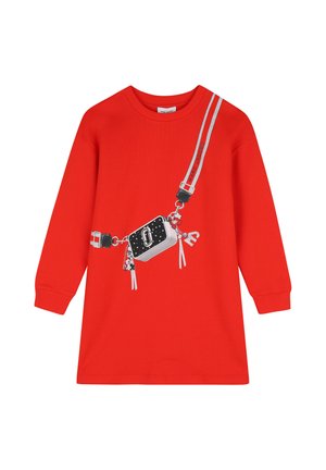 Robe rouge à manches longues avec un motif imprimé de sac bandoulière noir et blanc et une bandoulière avec le texte Marc Jacobs.