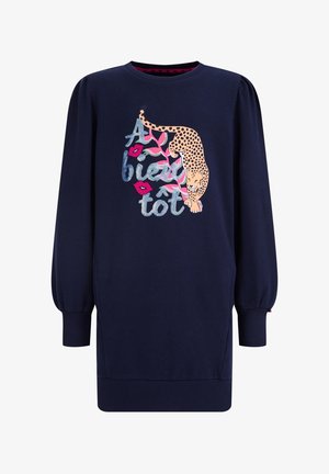 Marineblå kjole med lange ærmer, oppustede skuldre, manchetter ved håndleddene og et fortryk med en plettet leopard, pink blade, læber og teksten "A bientôt".