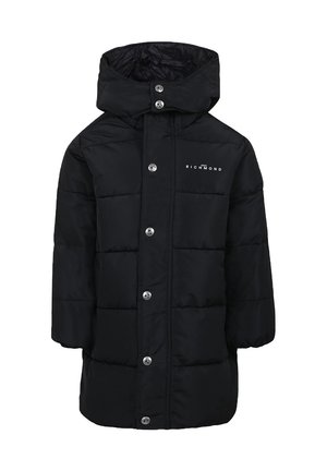 Cappotto invernale imbottito nero con cappuccio, bottoni a pressione sul davanti e logo "John Richmond" sul petto.