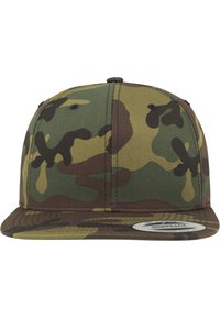 Zöld, barna és bézs színű kamuflázs snapback sapka. Jellemzője egy lapos karima és egy lekerekített tetejű kialakítás, varrási részletekkel és egy márkajelzéses képpel az oldalán.