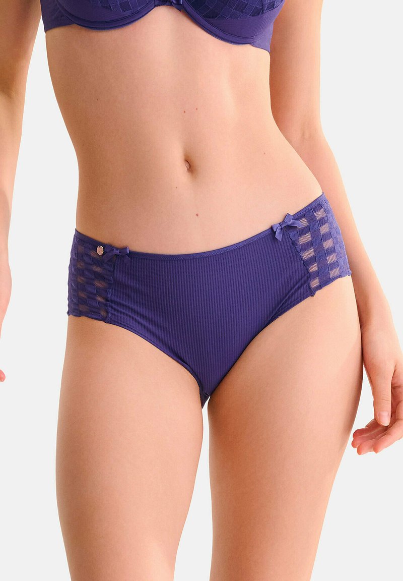 Paarse bikini onderkant heeft een gestructureerde ribstof, doorschijnende zijkanten met een geruit patroon en kleine strikjes bij de tailleband.