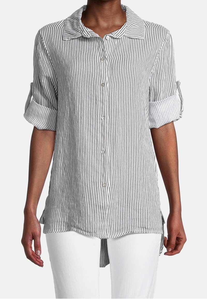 Camicia a righe bianca e nera con colletto, maniche arrotolate e orlo leggermente curvo. Tessuto morbido e leggero.