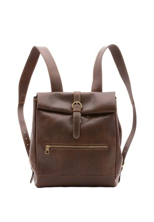 Brauner Leder-Rucksack mit Front-Reißverschlussfach, Schnallenverschluss und verstellbaren Schultergurten auf einem weißen Hintergrund.