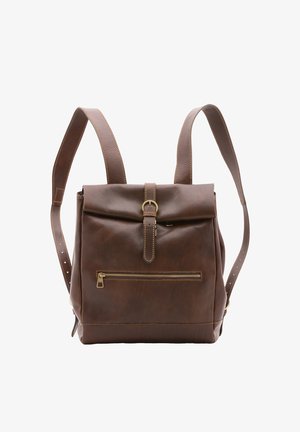 Zaino in pelle marrone con tasca frontale con zip, chiusura con cinturino a fibbia e spallacci regolabili su sfondo bianco.