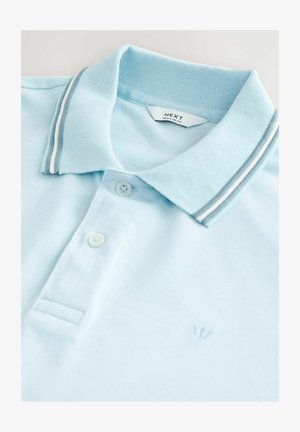 Jasnoniebieska koszulka polo wykonana z teksturowanej tkaniny. Posiada klasyczny kołnierz w szare i białe paski, dwa guziki oraz małe logo korony.