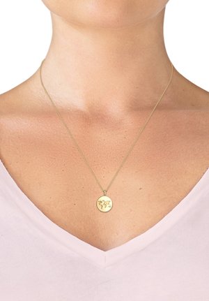 Goldene Anhängerhalskette mit einem Kartendesign, die an einer dünnen Kette hängt und über einem hellrosa V-Ausschnitt-Top getragen wird. Einfaches und elegantes Design.