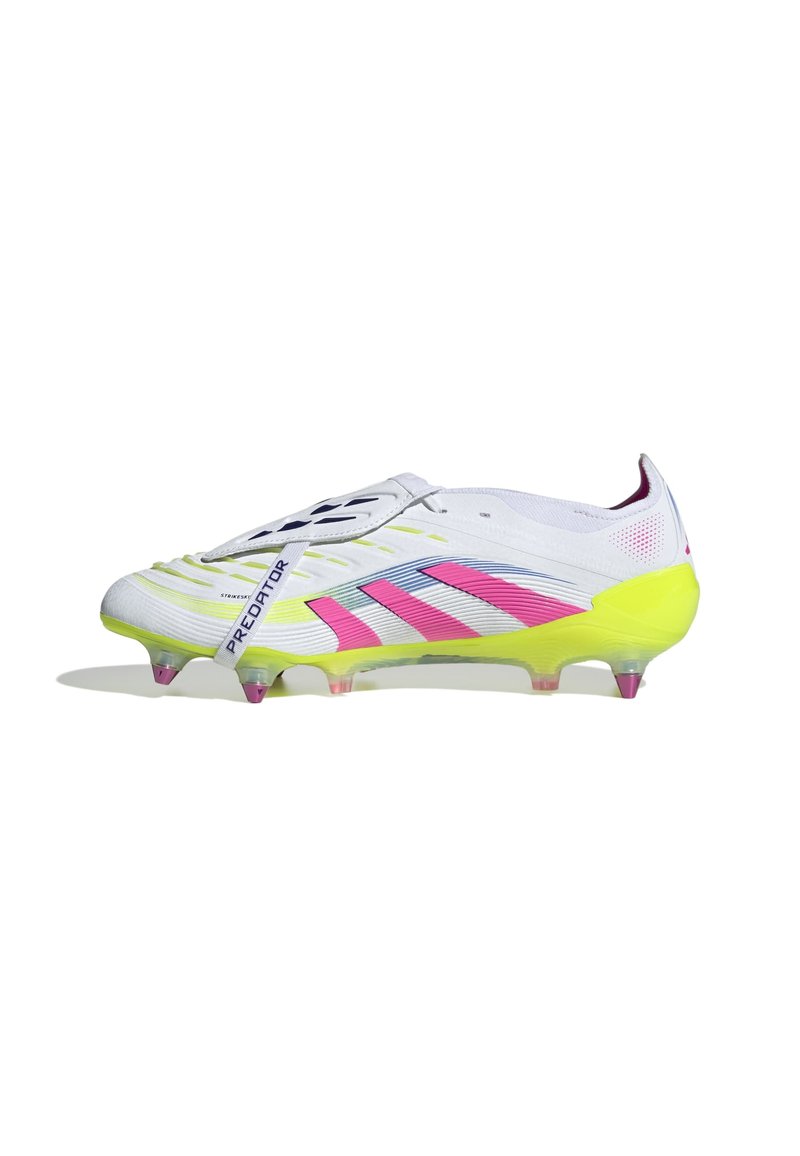 Chaussure de soccer blanche avec des accents roses et jaunes, featuring un dessus texturé, de multiples crampons sur la semelle, et un logo "Predator" sur le côté.