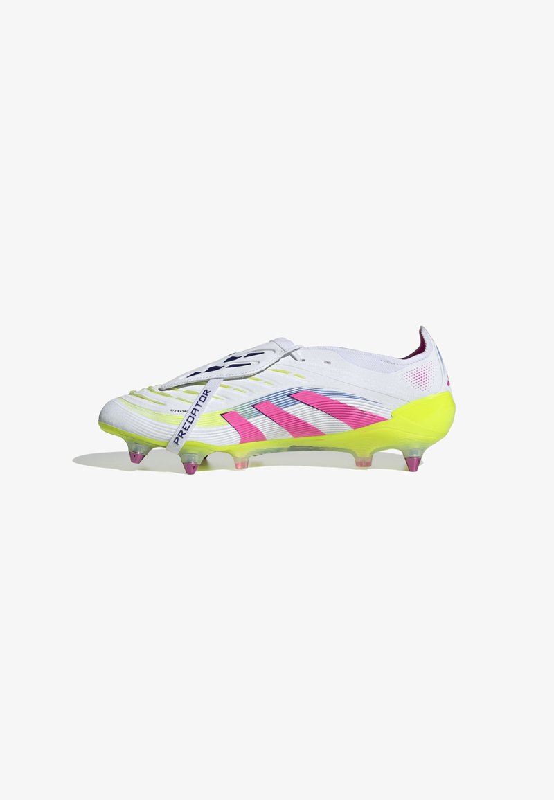Chaussure de soccer blanche avec des accents roses et jaunes, featuring un dessus texturé, de multiples crampons sur la semelle, et un logo "Predator" sur le côté.