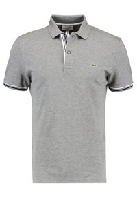 Polo gris en coton avec un col classique, arborant un logo de crocodile vert et des accents rayés navy sur le col et les manches.