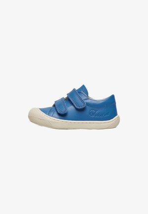 Scarpe in pelle blu con due strap in velcro, punta arrotondata, suola in gomma bianca e dettagli testurizzati sulla suola e il nome del marchio impresso.