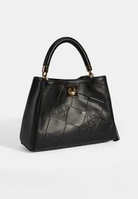 Zwarte leren handtas met een gequiltte textuur, gouden hardware accenten en een gestructureerde vorm. Voorzien van een handvat aan de bovenkant en gegraveerde details.