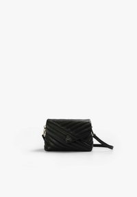 Borsa a tracolla in pelle nera trapuntata con strisce diagonali, dotata di un accento hardware dorato e di una tracolla removibile. Forma rettangolare.
