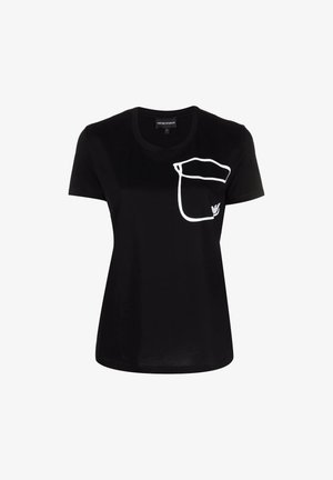 T-shirt in cotone nero con contorno bianco di una tasca sul lato sinistro del petto. Maniche corte e scollatura rotonda con una texture liscia.