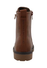 Stivale alla caviglia marrone in pelle sintetica e tessuto. Presenta una cerniera posteriore, un pannello testurizzato e una suola in gomma rigata. Logo sul tallone.