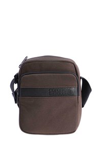 Pequeña bolsa de hombro de tela marrón con bolsillo frontal con cremallera, franja horizontal negra y correa ajustable negra.