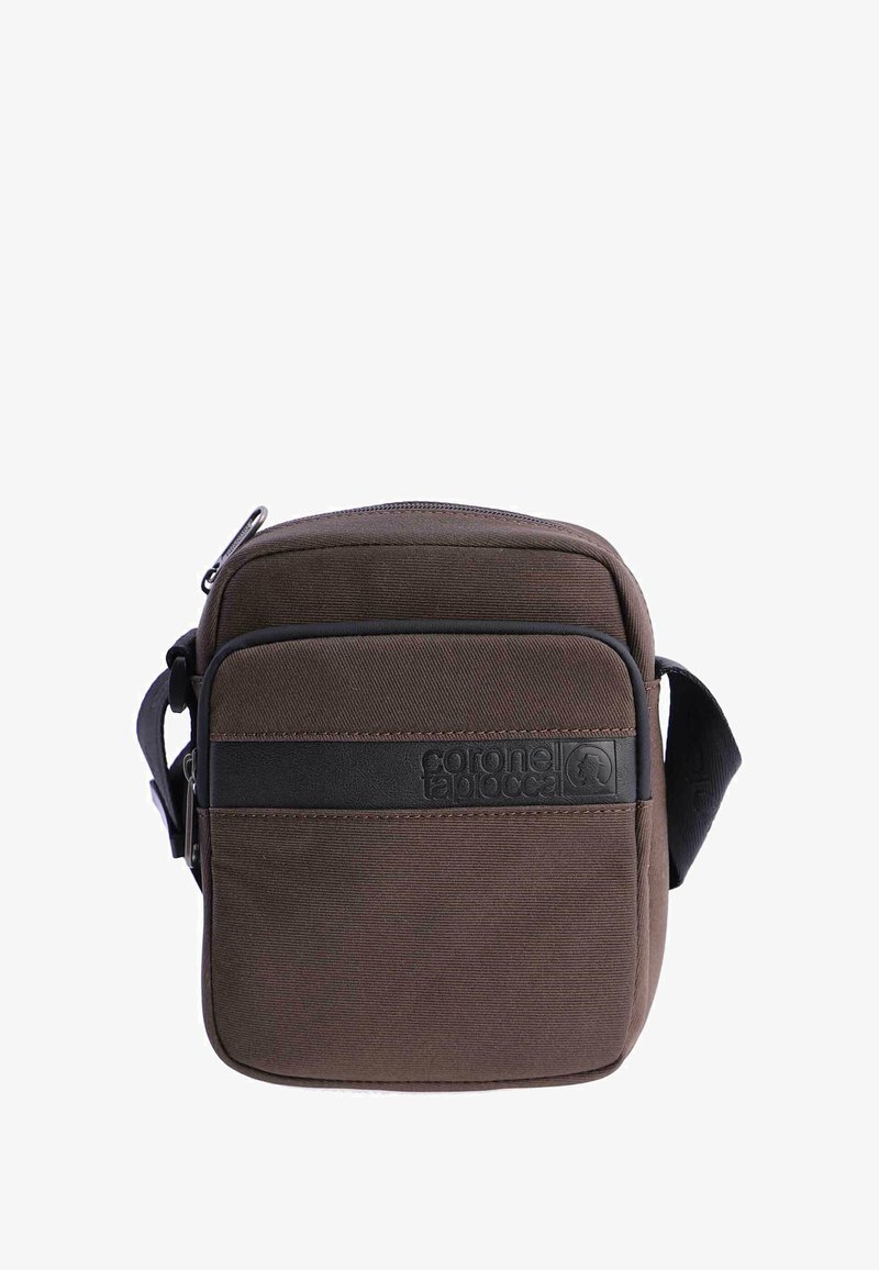 Pequeña bolsa de hombro de tela marrón con bolsillo frontal con cremallera, franja horizontal negra y correa ajustable negra.