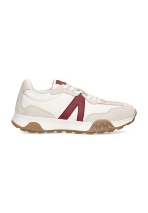 Zapatillas que cuentan con un upper blanco y beige con acentos en color burdeos, paneles de gamuza texturizada, y una suela de goma con un patrón triangular.