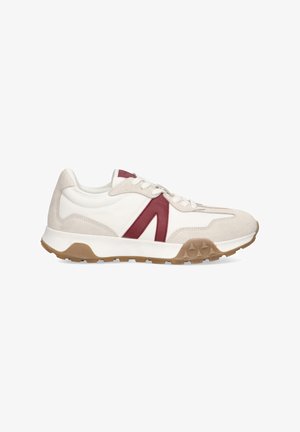 Zapatillas que cuentan con un upper blanco y beige con acentos en color burdeos, paneles de gamuza texturizada, y una suela de goma con un patrón triangular.