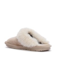 Pantofole in suede beige con fodera in morbido pellicciotto bianco, design open-toe, suola piatta e fondo texturizzato per migliorare la aderenza. Aspetto morbido e accogliente.