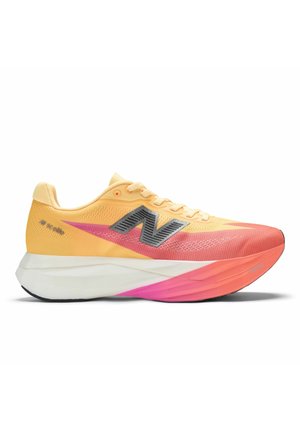 Lichtoranje en roze New Balance hardloopschoen met witte en roze gedempte zool, zwart logo en veterluiting.