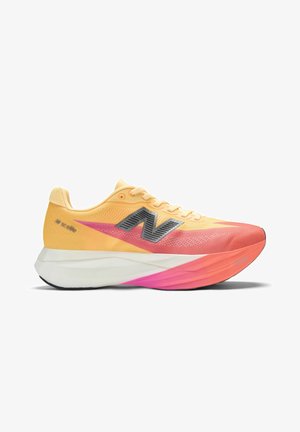 Chaussure de running New Balance orange clair et rose avec semelle blanche et rose amortissante, logo noir et fermeture à lacets.