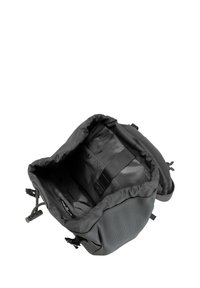 Mochila gris con un exterior texturizado, cierre de cordón y un interior amplio y forrado suave con una correa de sujeción.