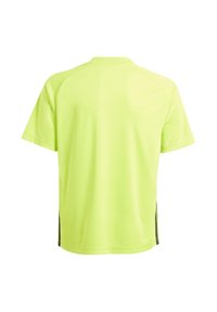 Camisa deportiva de manga corta en un brillante color verde lima, fabricada con una suave tela sintética, que presenta franjas laterales negras y un diseño de cuello redondo.
