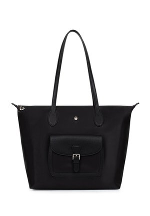 Borsa tote nera con manici lunghi, tasca frontale con pattina e fibbia, e chiusura con zip superiore, su sfondo bianco.
