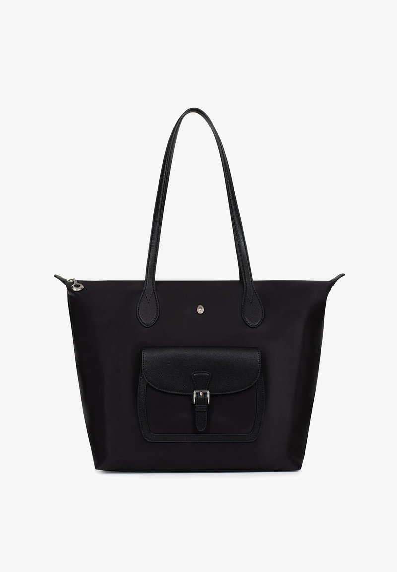 Zwarte draagtas met lange handvatten, voorste klepzak met gesp en ritsafsluiting bovenaan, tegen een witte achtergrond.