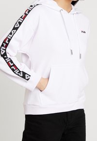 Felpa bianca in misto cotone con tasca a marsupio frontale, cappuccio con coulisse e accenti di logo nero/rosso lungo le maniche.