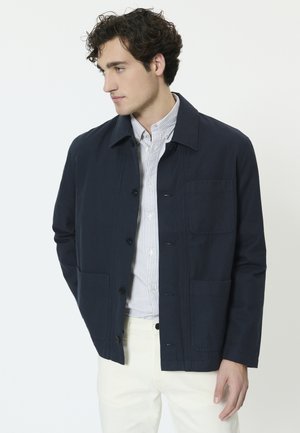 Temno modra jakna iz bombažne mešanice, z gumbi spredaj, dvema sprednjima žepoma in klasičnim ovratnikom. Gladka tekstura.