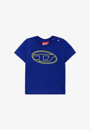 Blauwe katoenen t-shirt met een ronde halslijn en drukknoopjes op de schouders. Voorzien van een groot geel ovaal logo op de voorkant. Korte mouwen en een effen kleur.