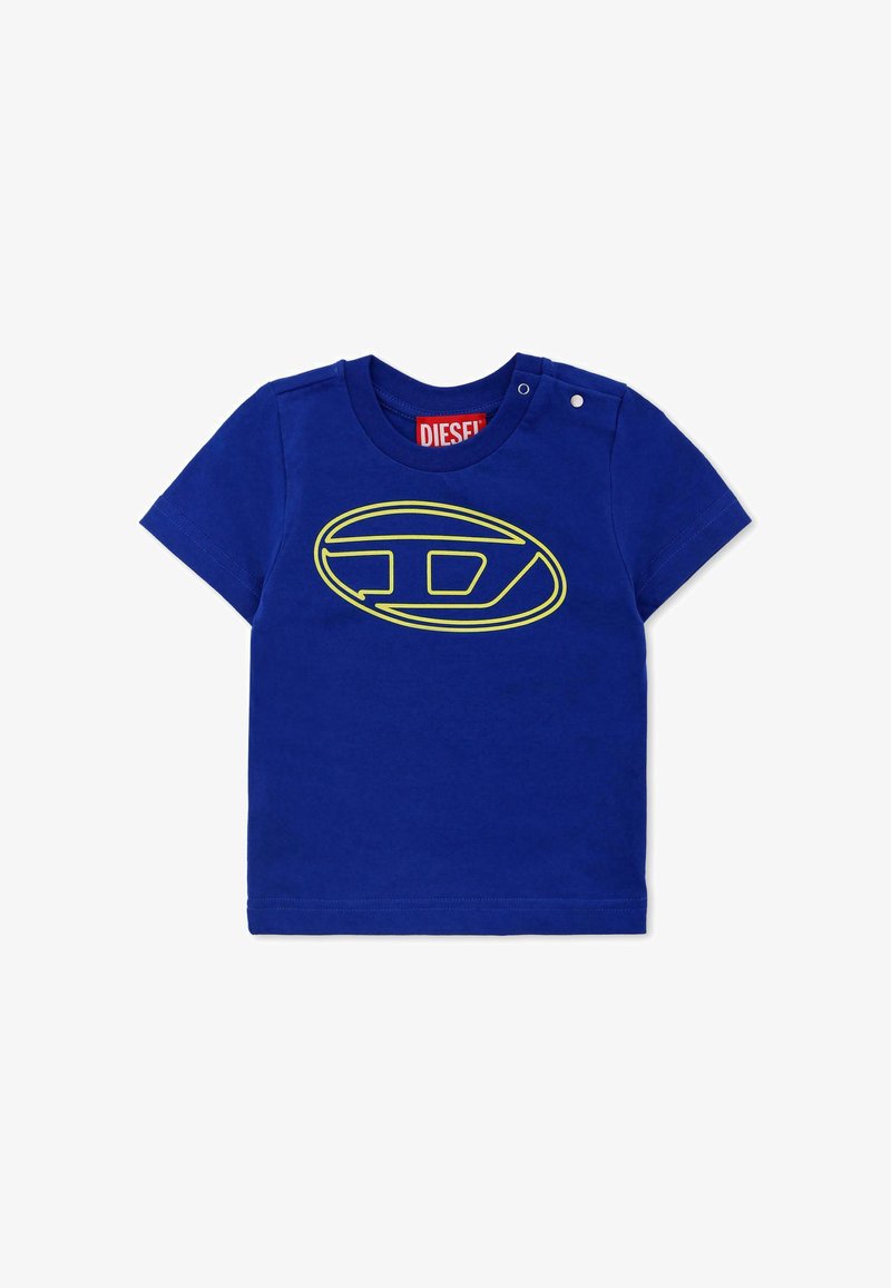 T-shirt en coton bleu avec un col rond et des pressions aux épaules. Présente un grand logo ovale jaune sur le devant. Manches courtes et couleur unie.