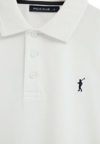 Polo bianca con tre bottoni, colletto e piccolo logo ricamato di un golfista blu navy sul petto, con etichetta "POLO CLUB" in taglia M.